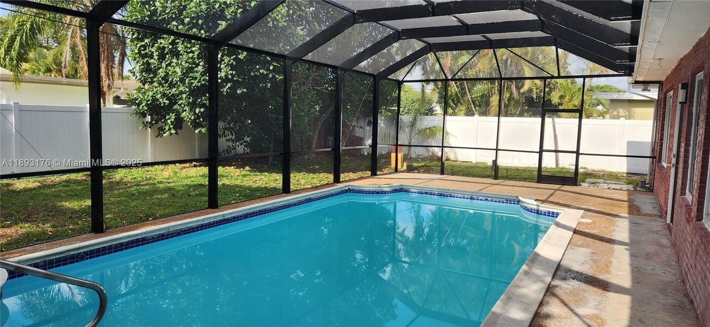 5260 SW 9th St in Plantation, FL - Building Photo
