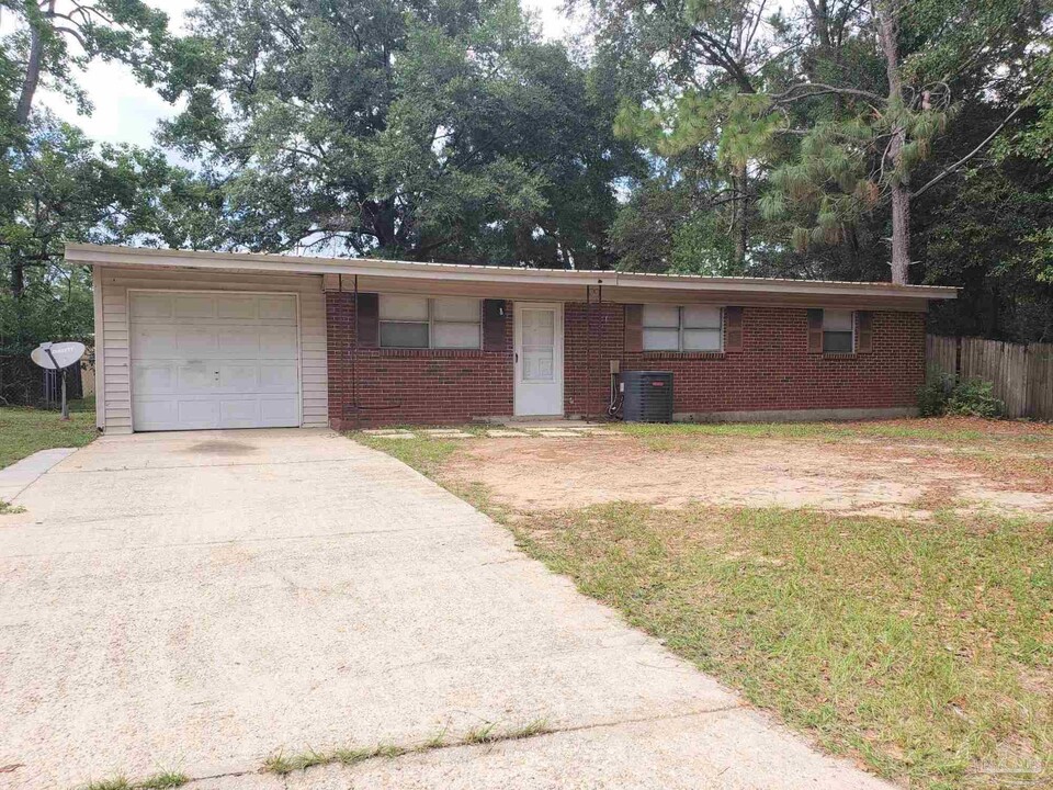 6558 Julia Dr in Milton, FL - Building Photo