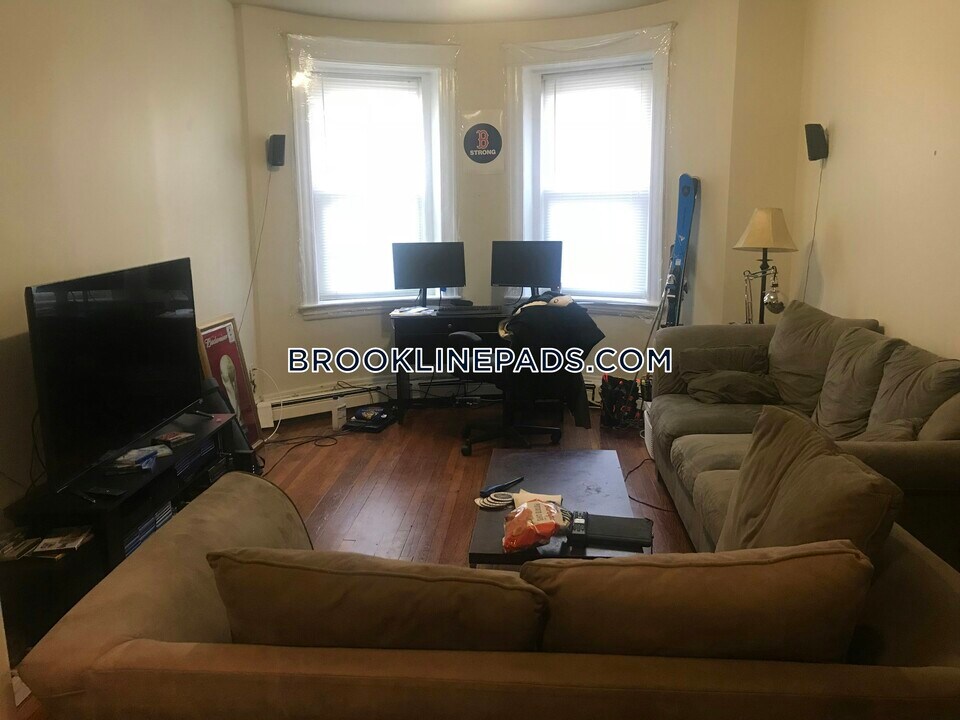 208 Winthrop Rd, Unit B2 in Brookline, MA - Building Photo