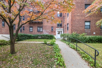 Stephen Gardens in Kew Gardens Hills, NY - Foto de edificio - Building Photo
