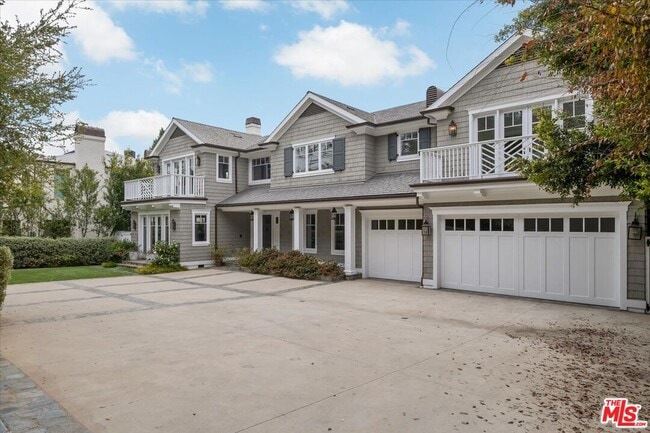 117 S Burlingame Ave in Los Angeles, CA - Building Photo - Building Photo