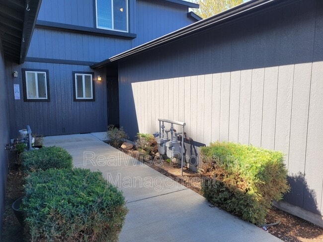 2478 SW Timber View Ct in Redmond, OR - Building Photo - Building Photo