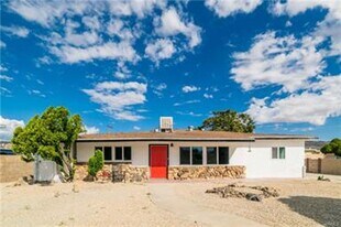 55820 Santa Fe Trail in Yucca Valley, CA - Building Photo