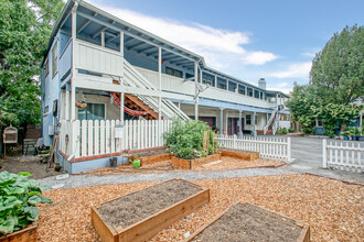 Lincoln Apartments in Santa Rosa, CA - Building Photo - Building Photo