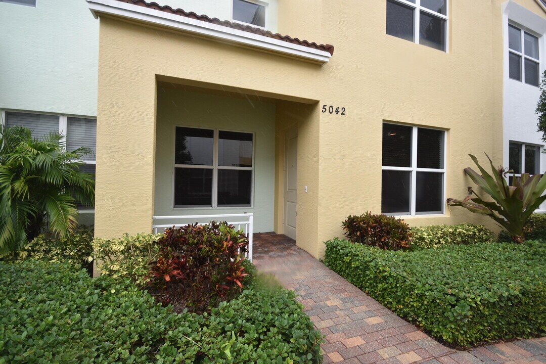 5042 NW 16th Way in Boca Raton, FL - Building Photo