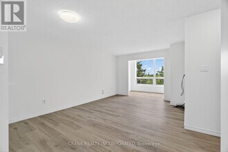 326-326 Major Mackenzie Dr E in Richmond Hill, ON - Building Photo - Building Photo
