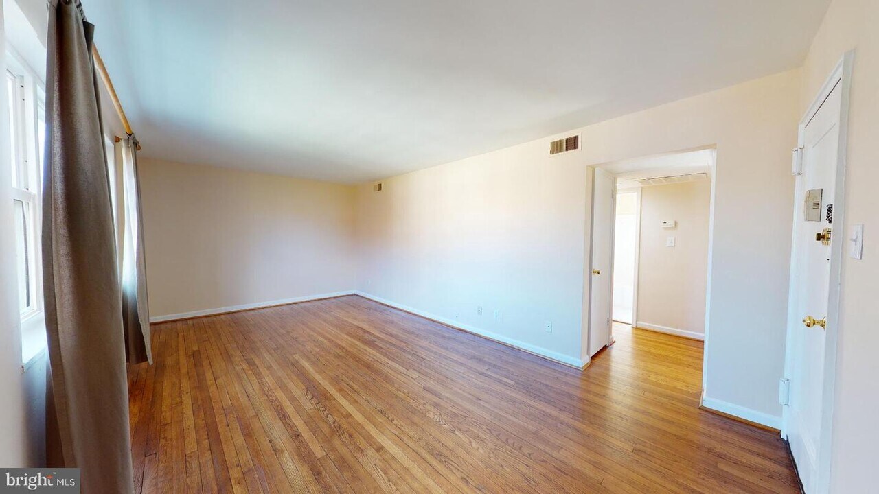 6186 Greenwood Dr-Unit -201 in Falls Church, VA - Building Photo