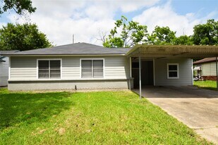 8130 Sharondale Dr in Houston, TX - Building Photo
