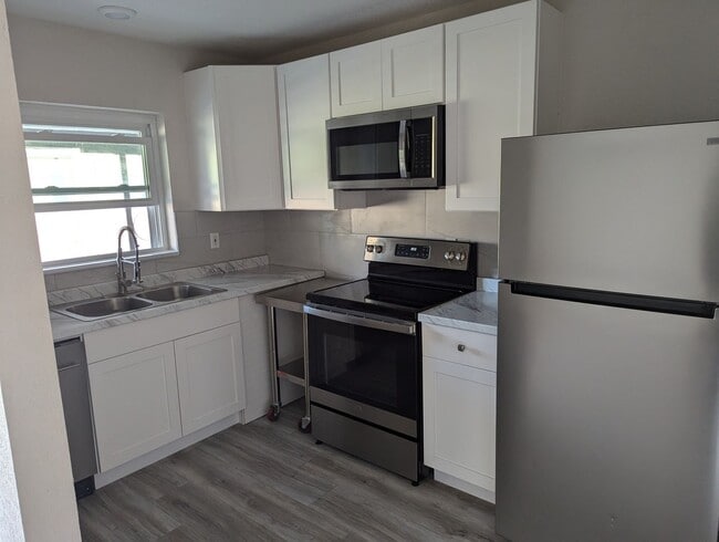 1482 Meads Rd in Norfolk, VA - Foto de edificio - Building Photo