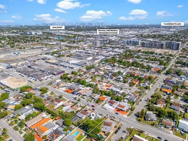 911 E 32nd St in Hialeah, FL - Building Photo - Building Photo