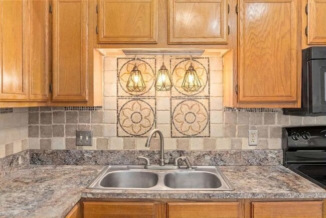 4013 SW Sunflower Ln in Lawton, OK - Building Photo - Building Photo