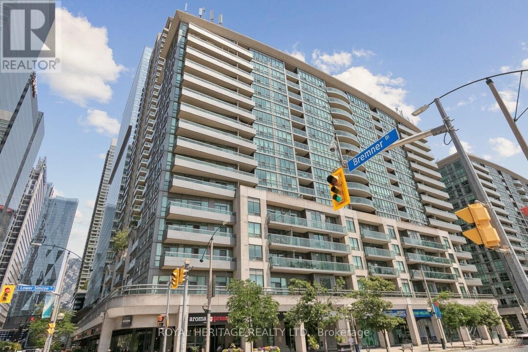51-1951 Lower Simcoe St in Toronto, ON - Building Photo