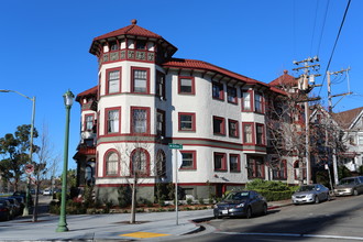 1800 Lakeshore Ave in Oakland, CA - Foto de edificio - Building Photo