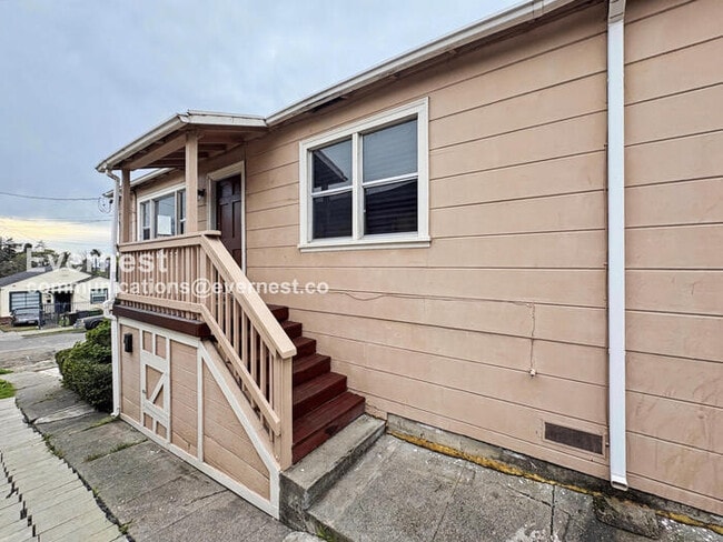 6618 Laird Ave in Oakland, CA - Building Photo - Building Photo