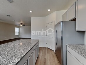 2718 Meadowood Heights in New Braunfels, TX - Foto de edificio - Building Photo