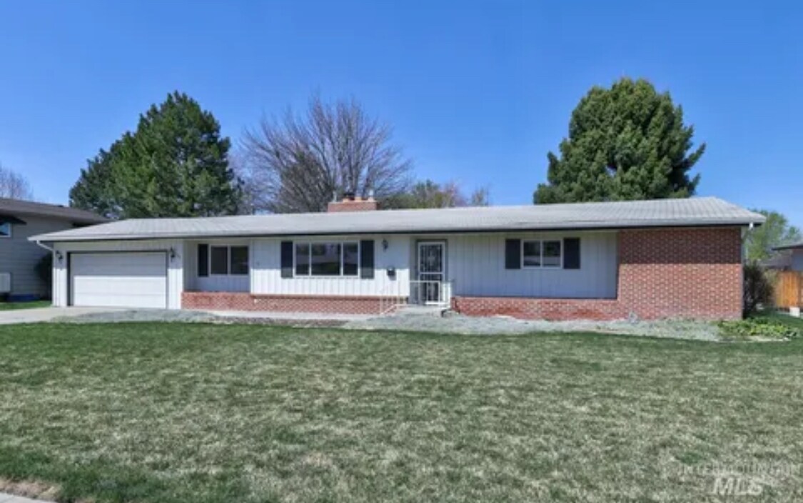 520 W Bird Ave in Nampa, ID - Building Photo