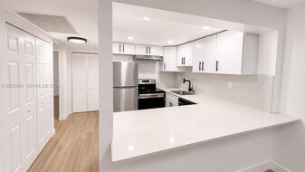 5845 Washington St in Hollywood, FL - Building Photo