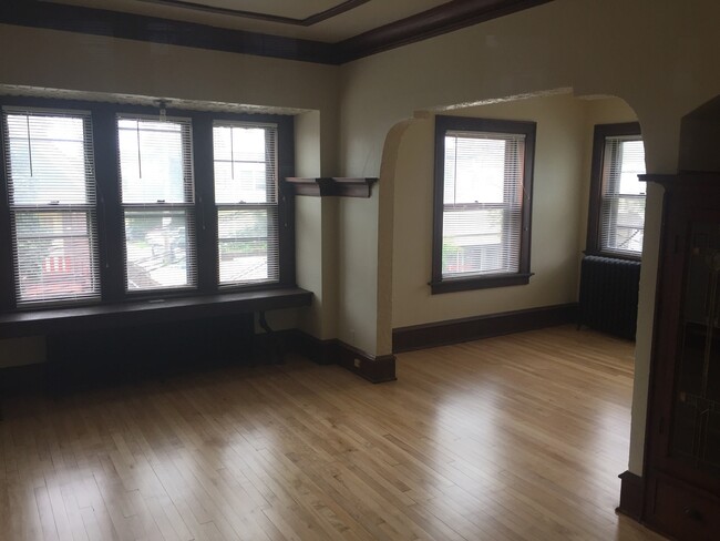 815 E Locust St in Milwaukee, WI - Foto de edificio - Building Photo