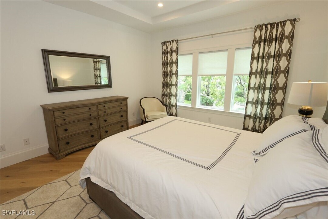 300 2nd Ave N in Naples, FL - Building Photo