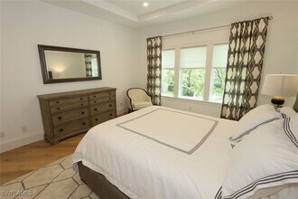 300 2nd Ave N in Naples, FL - Foto de edificio - Building Photo