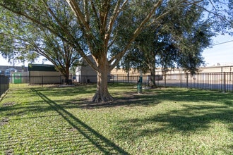 Fairway Square - Specials Available in Alvin, TX - Foto de edificio - Building Photo