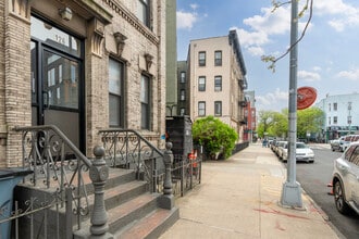 126 Engert Ave in Brooklyn, NY - Foto de edificio - Building Photo