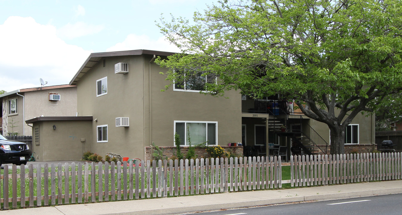 2001 S Cirby Way in Roseville, CA - Foto de edificio