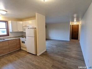 177 Homestead St in Manchester, CT - Building Photo - Building Photo