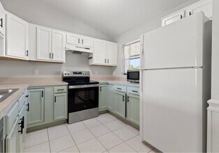 1662 Seascape Cir in Tarpon Springs, FL - Building Photo - Building Photo