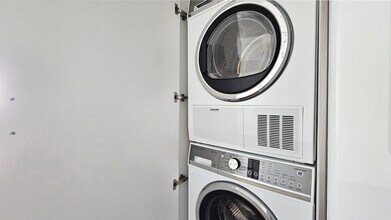 1676 Ala Moana Blvd in Honolulu, HI - Foto de edificio - Building Photo