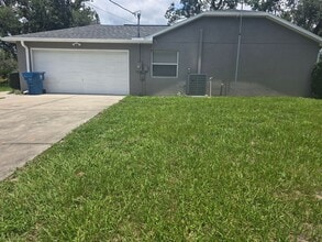 542 Fairbanks Rd in Spring Hill, FL - Foto de edificio - Building Photo