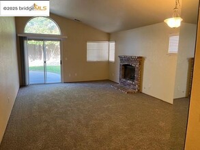320 W Ruby St in Oakley, CA - Building Photo - Building Photo