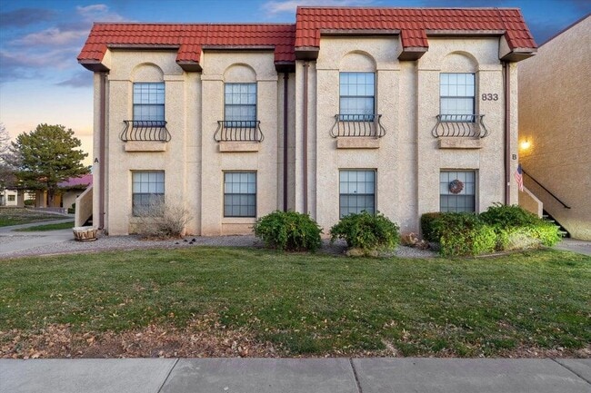 property at 833 Country Club Dr SE