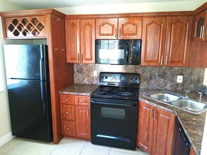 1055 Coral Club Dr in Coral Springs, FL - Building Photo - Building Photo