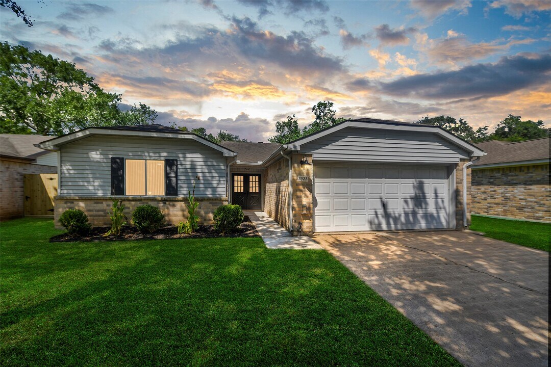 2922 Whetrock Ln in Sugar Land, TX - Building Photo