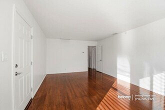 185 N Batavia St in Orange, CA - Foto de edificio - Building Photo