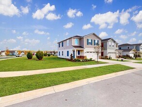 3881 Corsican Ln in Lake Alfred, FL - Foto de edificio - Building Photo