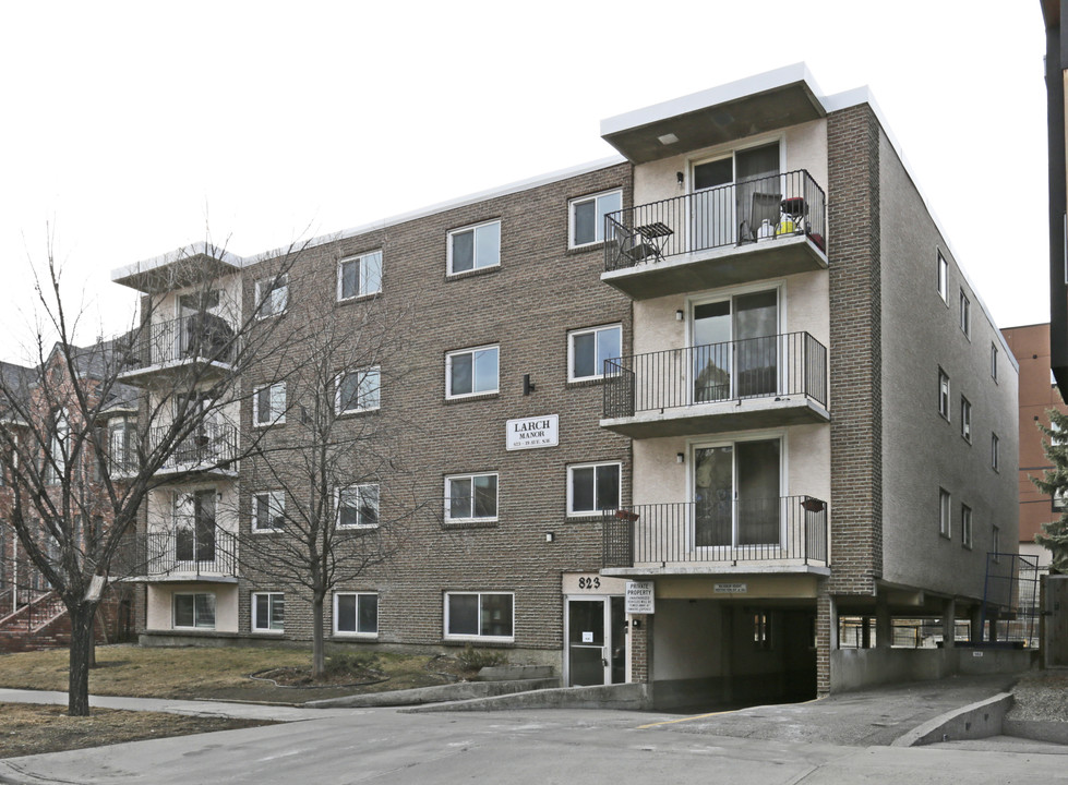 Larch Manor in Calgary, AB - Building Photo