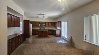 580 W Sunset St in Kingsburg, CA - Building Photo - Building Photo