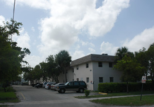 Hollywood Park Apartments in Hollywood, FL - Building Photo - Building Photo