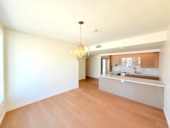 1050 S Grand Ave in Los Angeles, CA - Building Photo - Building Photo