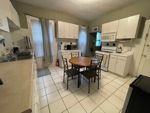 23 Forest Hills St, Unit 1 in Boston, MA - Foto de edificio - Building Photo