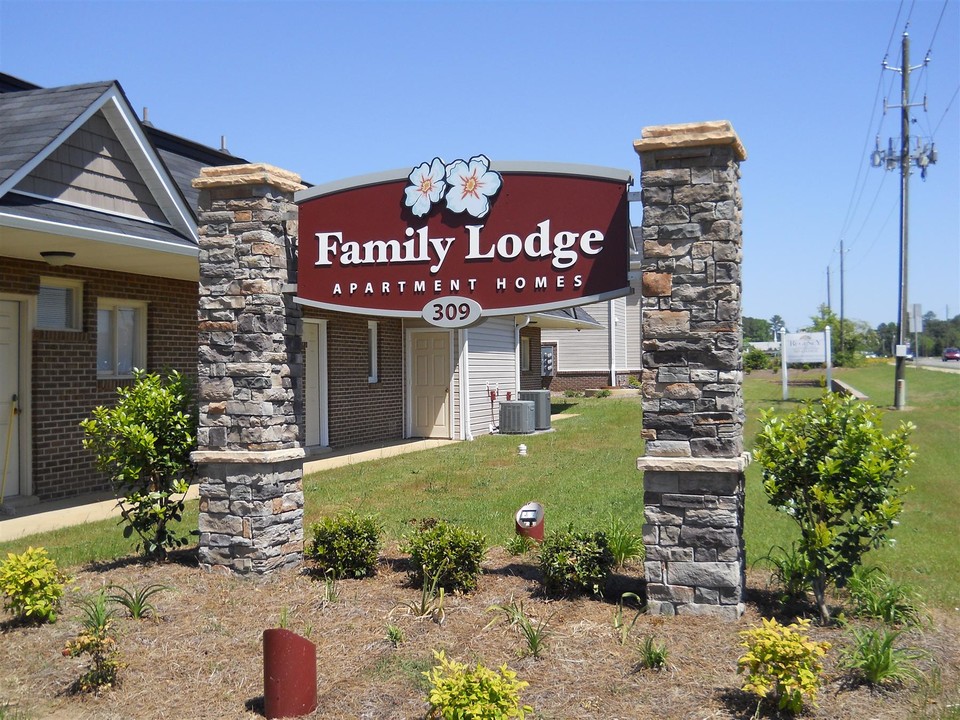 Family Lodge Apartments in Fayetteville, NC - Foto de edificio