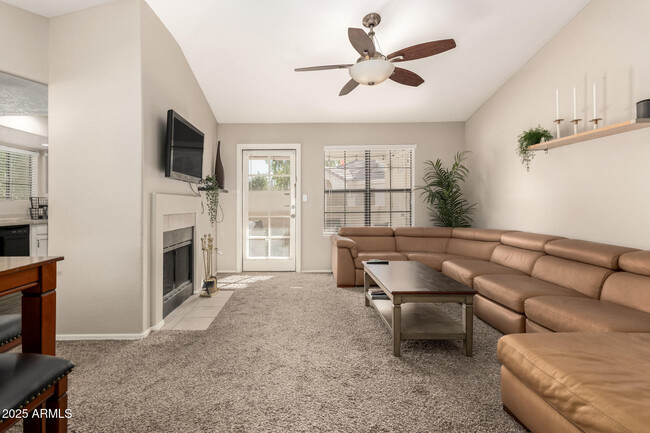 6885 E Cochise Rd in Paradise Valley, AZ - Foto de edificio - Building Photo