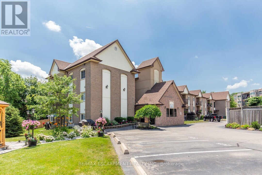 20 John St in Grimsby, ON - Building Photo