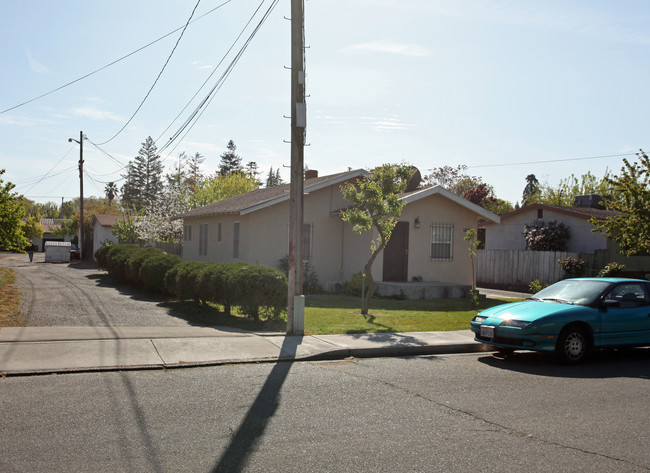 1074 Pioneer Ave in Turlock, CA - Building Photo - Building Photo