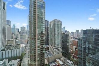 25 E Superior St in Chicago, IL - Building Photo - Building Photo