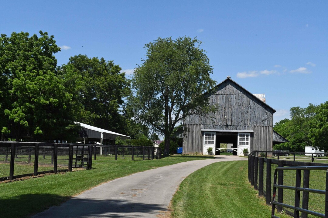 2399 Long Valley Ln in Lexington, KY - Building Photo