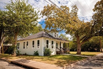 413 E Industry St in Giddings, TX - Building Photo - Building Photo