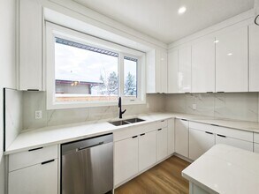 1902 Grand Oaks Dr SW in Calgary, AB - Building Photo - Building Photo